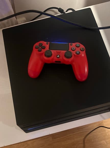 Sony Playstation 4 Pro spelkonsol med röd handkontroll