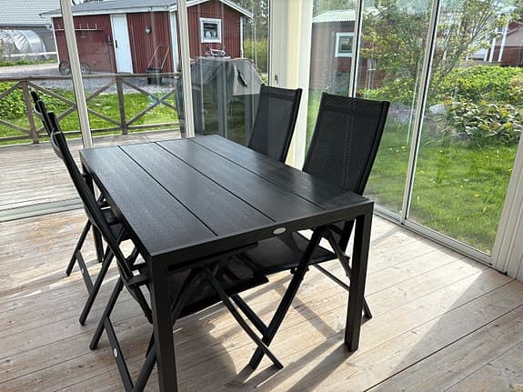 Svart utegrupp, bord och fyra stolar