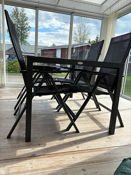 Svart utegrupp, bord och fyra stolar