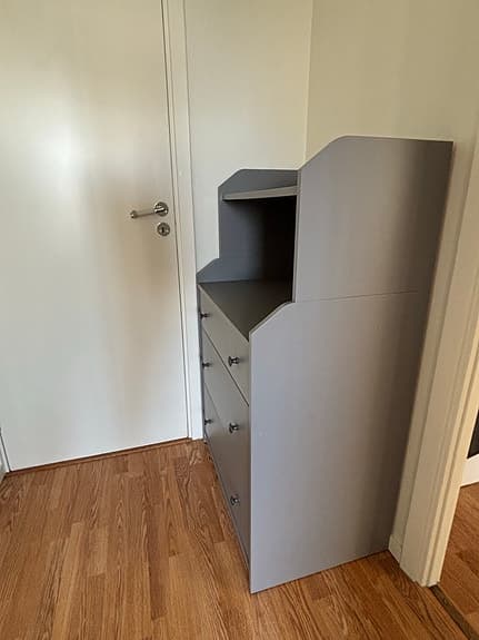 Hauga byrå med hylla