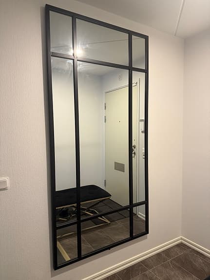 Stor elegant spegel i svart krom ram