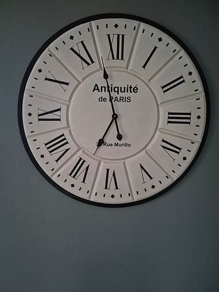 Stor antik väggklocka