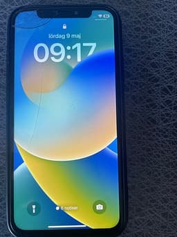 iPhone XR med skal och laddare