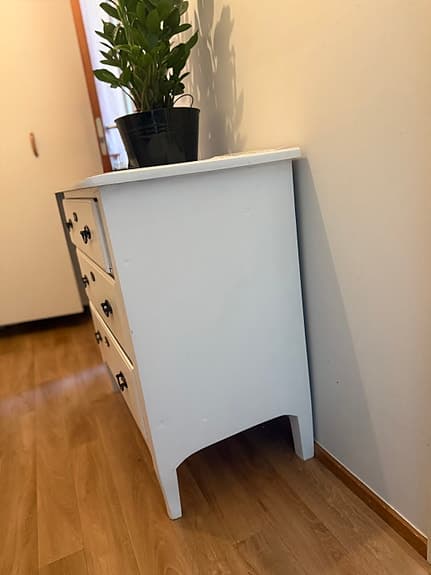 Vit byrå med 3 lådor