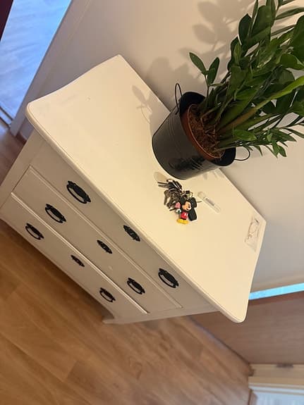 Vit byrå med 3 lådor