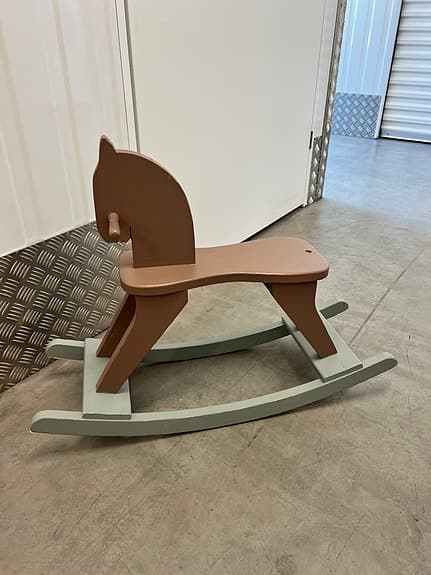 Klassisk gunghäst i trä