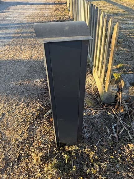 Svart stående postlåda i metall