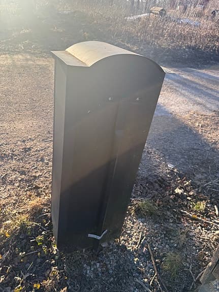Svart stående postlåda i metall