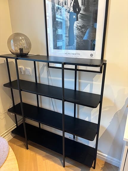 Svart luftig hylla från Ellos