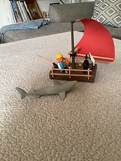 Playmobil flotte med segel och haj