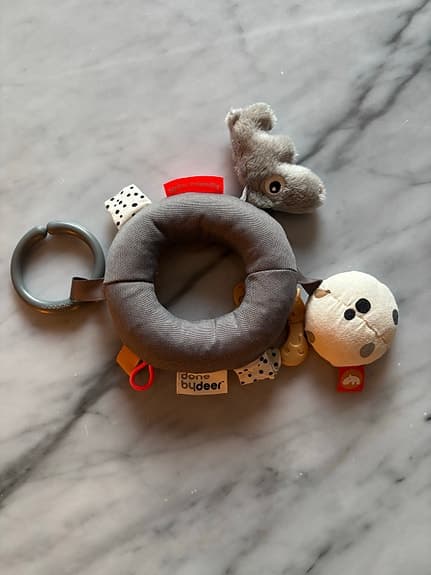 Done by Deer babyleksak aktivitetsring