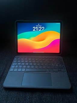Ipad Air 4th gen(Fjärde generation) med logitech skrivbord.