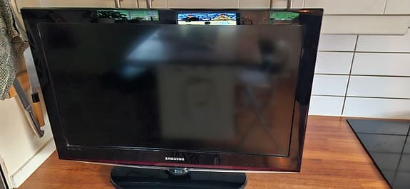 Samsung 32 tums TV med HDMI och VGA-ingångar