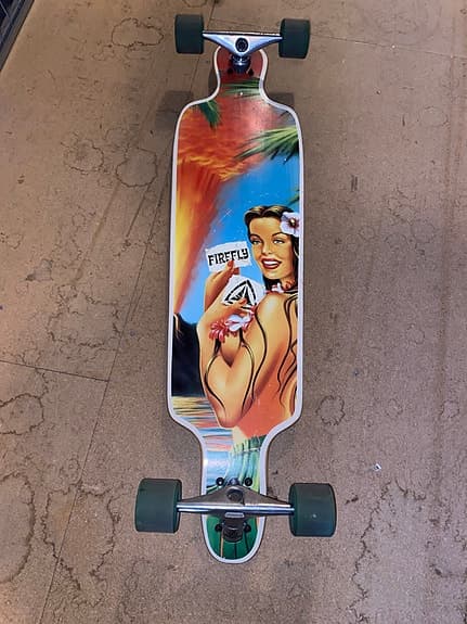 Firefly longboard med motiv och gröna hjul