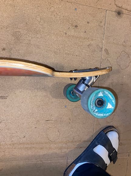 Firefly longboard med motiv och gröna hjul