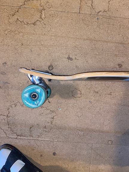 Firefly longboard med motiv och gröna hjul