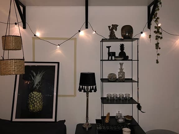 hylla i svart metall från Mio vägghylla elton (finns 2 st)