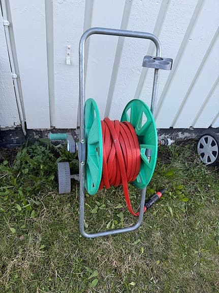 Slangvinda på hjul med trädgårdsslang