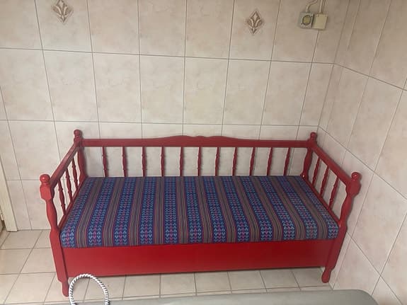 Mio kökssoffa med förvaring röd