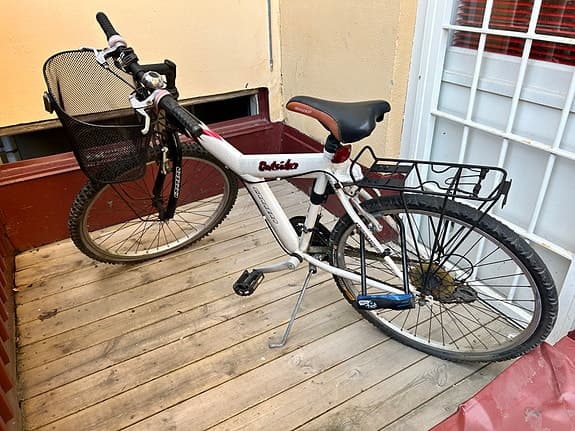 Mountainbike vit med korg och pakethållare