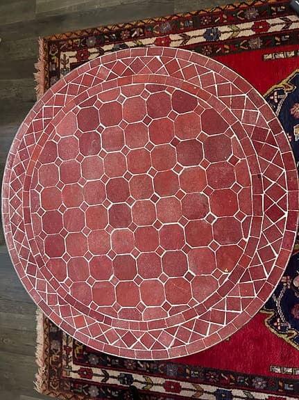 Handgjort marockanskt mosaikbord i rött med metallunderrede