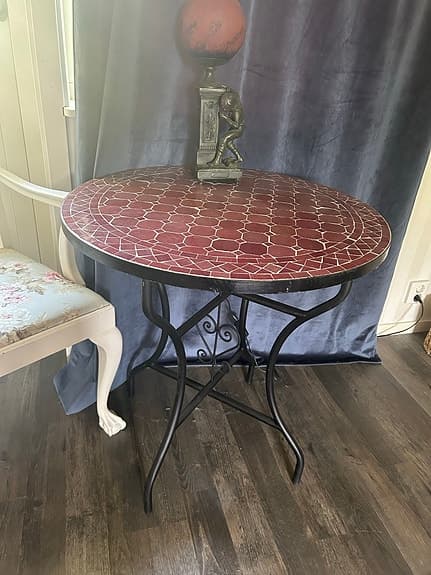 Handgjort marockanskt mosaikbord i rött med metallunderrede