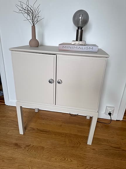 Ommålad byrå beige i fint skick, äldre stil.