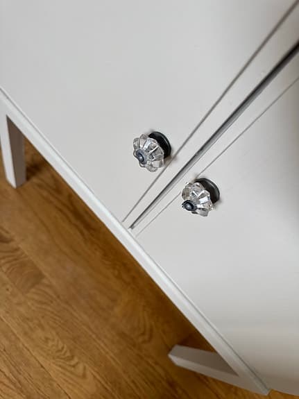 Ommålad byrå beige i fint skick, äldre stil.