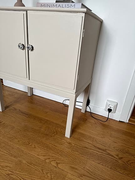 Ommålad byrå beige i fint skick, äldre stil.