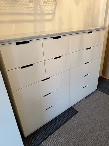 Byrå med 12 lådor med äkta Carrara marmor topskiva