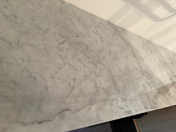 Byrå med 12 lådor med äkta Carrara marmor topskiva