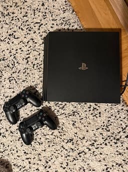 Playstation 4 Pro + 3 original kontroller
