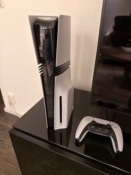 Sony Playstation 5 Pro konsol med discdrive och handkontroller