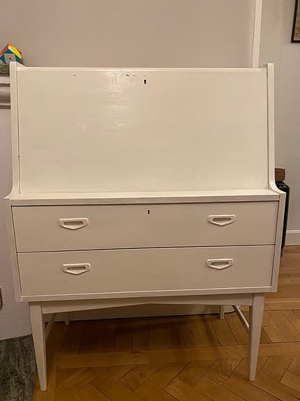 Byrå med skrivbord
