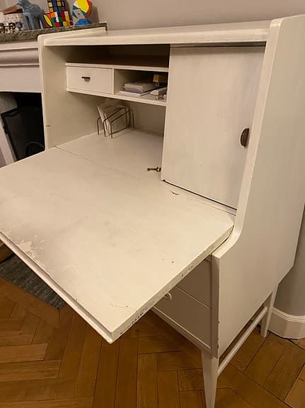 Byrå med skrivbord