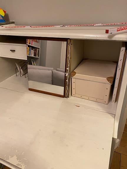 Byrå med skrivbord