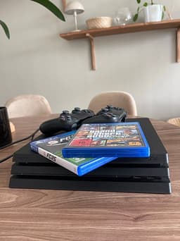 PlayStation 4 Pro 1TB - med två originalkontroller