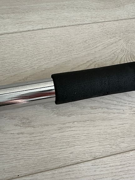 Dörrtrapets / chinsstång silver med svarta skumhandtag