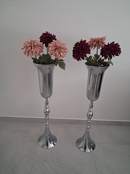 Dekoration vaser med plast blommor