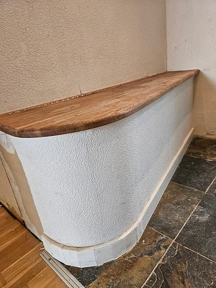 Hallmöbel, bänk med förvaring av ved, skor mm.