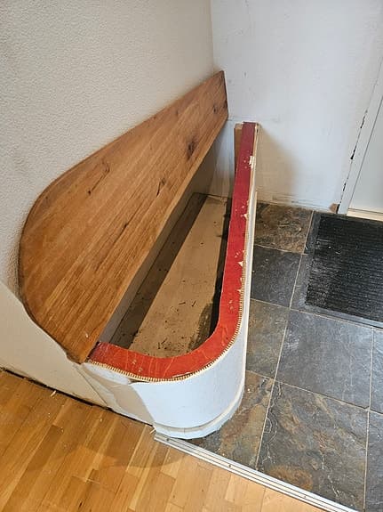 Hallmöbel, bänk med förvaring av ved, skor mm.