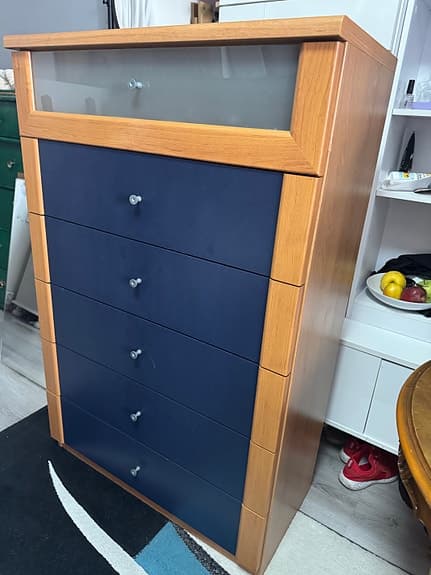Modern byrå med glasdetalj – mycket fint skick