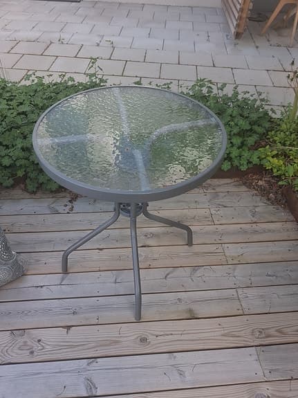 Runt trädgårdsbord