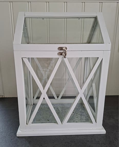 Vitt växthus/lykthus i trä och glas