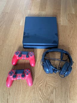Sony Playstation 4 spelkonsol med två handkontroller