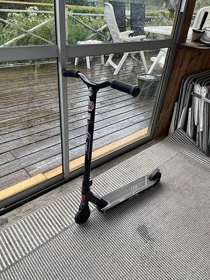 Svart sparkcykel trick scooter
