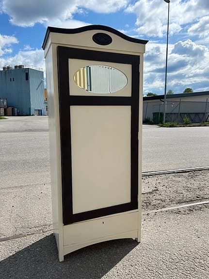 Skåp / klädskåp