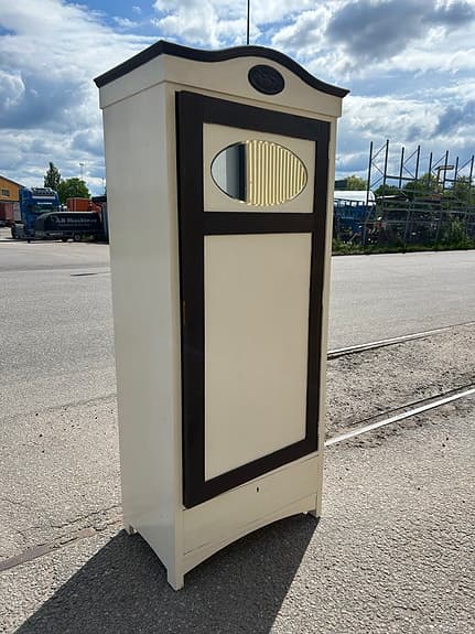 Skåp / klädskåp