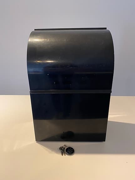 Svart postlåda med lock och lås