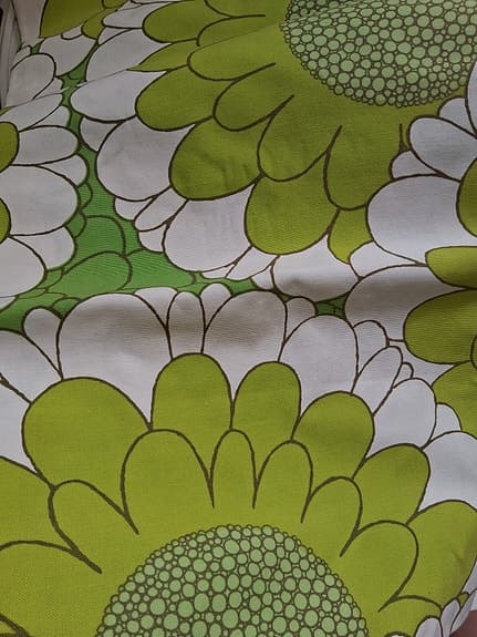 Retro tyg med stora blommor grön/vit